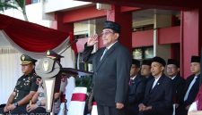 Wabup Sumenep KH Imam Hasyim SH MH Saat Jadi Irup Peringatan Hardiknas dan Harkitnas 2026 di Halaman Kantor Pemkab Sumenep, Rabu (20/05/2026)