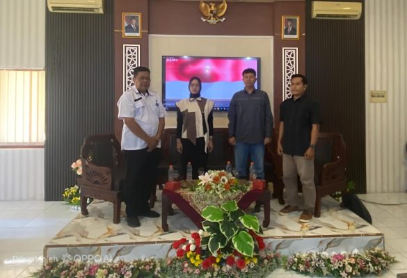 Plt. kepala bidang pengawasan, pengembangan dan layanan kearsipan. Agus Utomo, S.Sos,MM Foto Bersama Dengan Peserta, Rabu (20/05/2026)