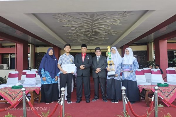 Foto Bersama Wabup Sumenep KH Imam Hasyim, SH, MH dan Kepala Disdik H. Moh. Iksan, S.Pd.,M.T Bersama Para Pemenang Lomba SSC 2026