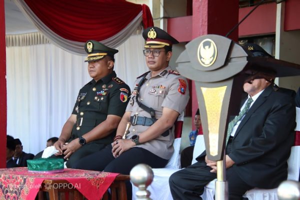 Kapolres Sumenep AKBP Anang Hardiyanto, SIK. (Tengah) Bersama Wabup dan Dandim Sumenep Di Peringatan Hardiknas dan Harkitnas Tahun 2026 di Halaman Kantor Pemkab Sumenep, Rabu (20/05/2026)