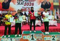 Saat Atlet Pencak Silat PSN Perisai Putih Muxin Alkatiri Menerima Medali Emas 