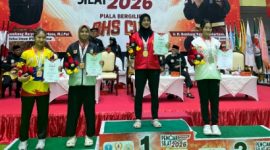 Saat Atlet Pencak Silat PSN Perisai Putih Muxin Alkatiri Menerima Medali Emas 