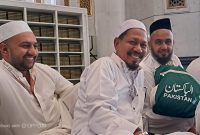 Jemaah Haji Asal Sumenep H. Musahnan Saat Menunggu Sholat Jum'at di Masjidil Haram Mekkah Bersama Jemaah Haji Asal Pakistan 