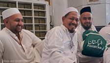 Jemaah Haji Asal Sumenep H. Musahnan Saat Menunggu Sholat Jum'at di Masjidil Haram Mekkah Bersama Jemaah Haji Asal Pakistan 