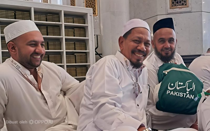 Jemaah Haji Asal Sumenep H. Musahnan Saat Menunggu Sholat Jum'at di Masjidil Haram Mekkah Bersama Jemaah Haji Asal Pakistan 