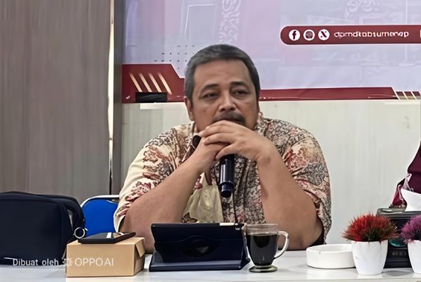 Kasi Intelejen Kejari Sumenep Endro Riski Erlazuardi, SH, MH Saat Menjadi Narasumber Di Acara Rakor Penyuluhan Hukum Dana Desa Digelar Bersama DPMD dan PKDI Sumenep di Aula Kantor DPMD, Jum'at (22/05/2026)