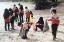Siswa FIES Sumenep Turun Langsung Bersihkan Pantai Slopeng, Tanamkan Kesadaran Lingkungan Sejak Dini