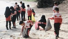Siswa FIES Sumenep Turun Langsung Bersihkan Pantai Slopeng, Tanamkan Kesadaran Lingkungan Sejak Dini
