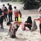 Siswa FIES Sumenep Turun Langsung Bersihkan Pantai Slopeng, Tanamkan Kesadaran Lingkungan Sejak Dini