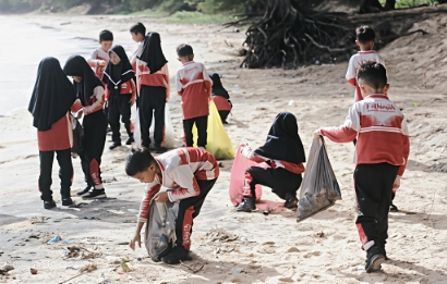 Siswa FIES Sumenep Turun Langsung Bersihkan Pantai Slopeng, Tanamkan Kesadaran Lingkungan Sejak Dini