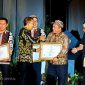 Owner Helmi Art Museum Helmi Saat Menerima Penghargaan dari Menteri Kebudayaan RI Fadlin Zon di Jakarta, Sabtu (23/05/2026) malam