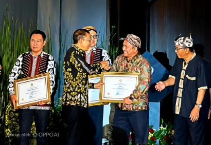 Owner Helmi Art Museum Helmi Saat Menerima Penghargaan dari Menteri Kebudayaan RI Fadlin Zon di Jakarta, Sabtu (23/05/2026) malam