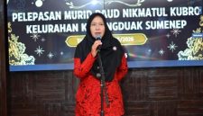 Kabid PAUD dan PNF Disdik Sumenep, Lisa Bertha Soetedjo Saat Memberikan Sambutan di Tasyakuran Pelepasan Murid PAUD Nikmatul Kubro Kelurahan Karangduak, Kabupaten Sumenep, Tahun Ajaran 2025/2026