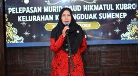 Kabid PAUD dan PNF Disdik Sumenep, Lisa Bertha Soetedjo Saat Memberikan Sambutan di Tasyakuran Pelepasan Murid PAUD Nikmatul Kubro Kelurahan Karangduak, Kabupaten Sumenep, Tahun Ajaran 2025/2026