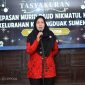 Kabid PAUD dan PNF Disdik Sumenep, Lisa Bertha Soetedjo Saat Memberikan Sambutan di Tasyakuran Pelepasan Murid PAUD Nikmatul Kubro Kelurahan Karangduak, Kabupaten Sumenep, Tahun Ajaran 2025/2026