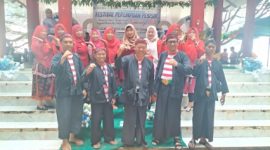 Camat Dasuk Wismadi Wicaksono SH MH Bersama Sekdis Prikanan dan Kabid Pariwisata Andrie Zulkarnain di Festival Perempuan Pesisir di Pantai Slopeng, Minggu (24/05/2026)