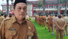 Kadis PUTR Sumenep Eri Susanto Dengan Latar ASN Peserta Apel Gabungan, Senin (24/05/2026)