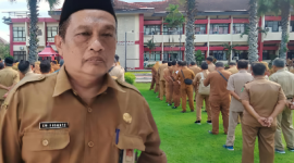 Kadis PUTR Sumenep Eri Susanto Dengan Latar ASN Peserta Apel Gabungan, Senin (24/05/2026)