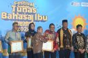 Bupati Sumenep Dr H Achmad Fauzi Wongsojudo SH MH Saat Menerima Penghargaan dari Kemendikdasmen RI pada Ajang FTBIN di Jakarta, Senin (24/05/2026)