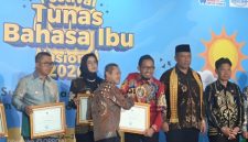 Bupati Sumenep Dr H Achmad Fauzi Wongsojudo SH MH Saat Menerima Penghargaan dari Kemendikdasmen RI pada Ajang FTBIN di Jakarta, Senin (24/05/2026)