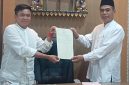 Sekretaris LWP NU Sumenep Dr. Naghfir Saat Menyerahkan Sertifikat Kantor MWC NU Lenteng Kepada Ketua PCNU Lenteng KH. Moh. Saleh, Senin (24/05/2026)