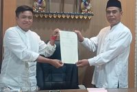 Sekretaris LWP NU Sumenep Dr. Naghfir Saat Menyerahkan Sertifikat Kantor MWC NU Lenteng Kepada Ketua PCNU Lenteng KH. Moh. Saleh, Senin (24/05/2026)