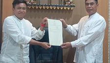 Sekretaris LWP NU Sumenep Dr. Naghfir Saat Menyerahkan Sertifikat Kantor MWC NU Lenteng Kepada Ketua PCNU Lenteng KH. Moh. Saleh, Senin (24/05/2026)