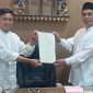 Sekretaris LWP NU Sumenep Dr. Naghfir Saat Menyerahkan Sertifikat Kantor MWC NU Lenteng Kepada Ketua PCNU Lenteng KH. Moh. Saleh, Senin (24/05/2026)