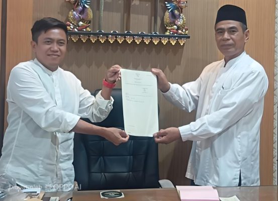 Sekretaris LWP NU Sumenep Dr. Naghfir Saat Menyerahkan Sertifikat Kantor MWC NU Lenteng Kepada Ketua PCNU Lenteng KH. Moh. Saleh, Senin (24/05/2026)