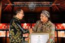 Owner Helmi Art Museum Helmi, S.Pdi Saat Menerima Penghargaan dari Menteri Kebudayaan RI Fadlin Zon 