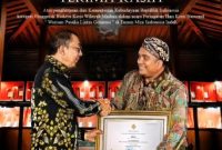 Owner Helmi Art Museum Helmi, S.Pdi Saat Menerima Penghargaan dari Menteri Kebudayaan RI Fadlin Zon 