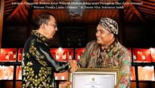 Owner Helmi Art Museum Helmi, S.Pdi Saat Menerima Penghargaan dari Menteri Kebudayaan RI Fadlin Zon