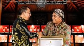 Owner Helmi Art Museum Helmi, S.Pdi Saat Menerima Penghargaan dari Menteri Kebudayaan RI Fadlin Zon 