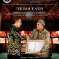 Owner Helmi Art Museum Helmi, S.Pdi Saat Menerima Penghargaan dari Menteri Kebudayaan RI Fadlin Zon 
