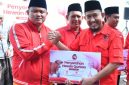 Bupati dan Juga Ketua DPC PDI-P Kabupaten Sumenep Dr. H. Achmad Fauzi Wongsojudo, SH, MH saat menyalurkan Hewan Kurban Secara Kepada Penerima, Selasa (25/05/2026)