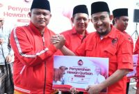 Bupati dan Juga Ketua DPC PDI-P Kabupaten Sumenep Dr. H. Achmad Fauzi Wongsojudo, SH, MH saat menyalurkan Hewan Kurban Secara Kepada Penerima, Selasa (25/05/2026)
