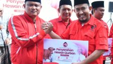 Bupati dan Juga Ketua DPC PDI-P Kabupaten Sumenep Dr. H. Achmad Fauzi Wongsojudo, SH, MH saat menyalurkan Hewan Kurban Secara Kepada Penerima, Selasa (25/05/2026)