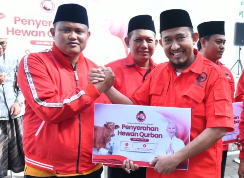 Bupati dan Juga Ketua DPC PDI-P Kabupaten Sumenep Dr. H. Achmad Fauzi Wongsojudo, SH, MH saat menyalurkan Hewan Kurban Secara Kepada Penerima, Selasa (25/05/2026)