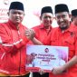 Bupati dan Juga Ketua DPC PDI-P Kabupaten Sumenep Dr. H. Achmad Fauzi Wongsojudo, SH, MH saat menyalurkan Hewan Kurban Secara Kepada Penerima, Selasa (25/05/2026)