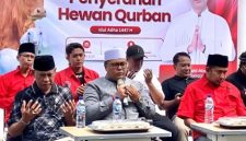 Kiai Qusyairi Zaini Pengasuh Ponpes Hidayatul Ulum Utara Gadu Barat Saat Memimpin Doa Acara Penyerahan Hewan Kurban oleh Anggota DPR RI MH. Said Abdullah, Selasa (26/05/2026)