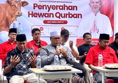 Kiai Qusyairi Zaini Pengasuh Ponpes Hidayatul Ulum Utara Gadu Barat Saat Memimpin Doa Acara Penyerahan Hewan Kurban oleh Anggota DPR RI MH. Said Abdullah, Selasa (26/05/2026)