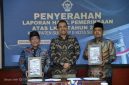 Wabup KH Imam Hasyim SH MH dan Ketua DPRD Sumenep H Moh Zainal SH Saat Menerima Penghargaan dari BPK RI Perwakilan Jawa Timur di Sidoarjo, Selasa (26/05/2026)