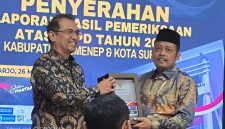 Ketua DPRD Kabupaten Sumenep H Zainal Arifin SH Saat Menerima Penghargaan dari BPK RI Perwakilan Jawa Timur di Sidoarjo, Selasa (26/05/2026)