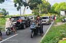 Suasana Sempat Mengalami Kemacetan Usai Laka Lantas Tunggal di Jalan Raya Gapura Paberasan Sebelah Barat Pasar Jangara, Rabu (27/05/2026)