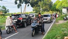 Suasana Sempat Mengalami Kemacetan Usai Laka Lantas Tunggal di Jalan Raya Gapura Paberasan Sebelah Barat Pasar Jangara, Rabu (27/05/2026)