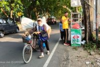 Ketua KBS Sumenep Akhmad Sahruddin SH Turun Langsung Menyalurkan Nasi Bungturat, 