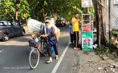 Ketua KBS Sumenep Akhmad Sahruddin SH Turun Langsung Menyalurkan Nasi Bungturat, 