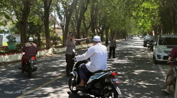 Polwan Polres Sumenep Hadir di Tengah Jamaah, Jaga Kelancaran Sholat Jumat dan Arus Lalu Lintas
