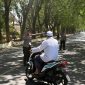 Polwan Polres Sumenep Hadir di Tengah Jamaah, Jaga Kelancaran Sholat Jumat dan Arus Lalu Lintas