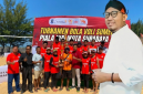 Bupati Sumenep Dr H Achmad Fauzi Wongsojudo Dengan Latar Belakang Tim Bola Volley Di Open Turnamen Piala Walikota Surabaya 2026